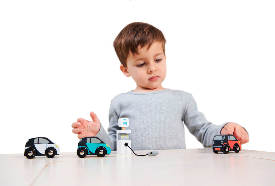 Set van drie houten eco-speelgoedauto's, Tender Leaf, in gebruik
