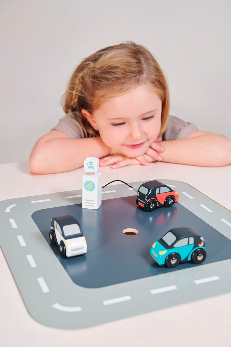 Set van drie houten eco-speelgoedauto's, Tender Leaf, in gebruik
