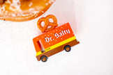 Houten speelgoedbusje met pretzel-thema, Candycar, in gebruik