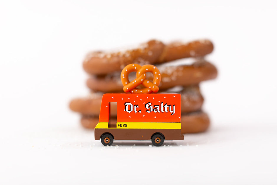 Houten speelgoedbusje met pretzel-thema, Candycar, in gebruik