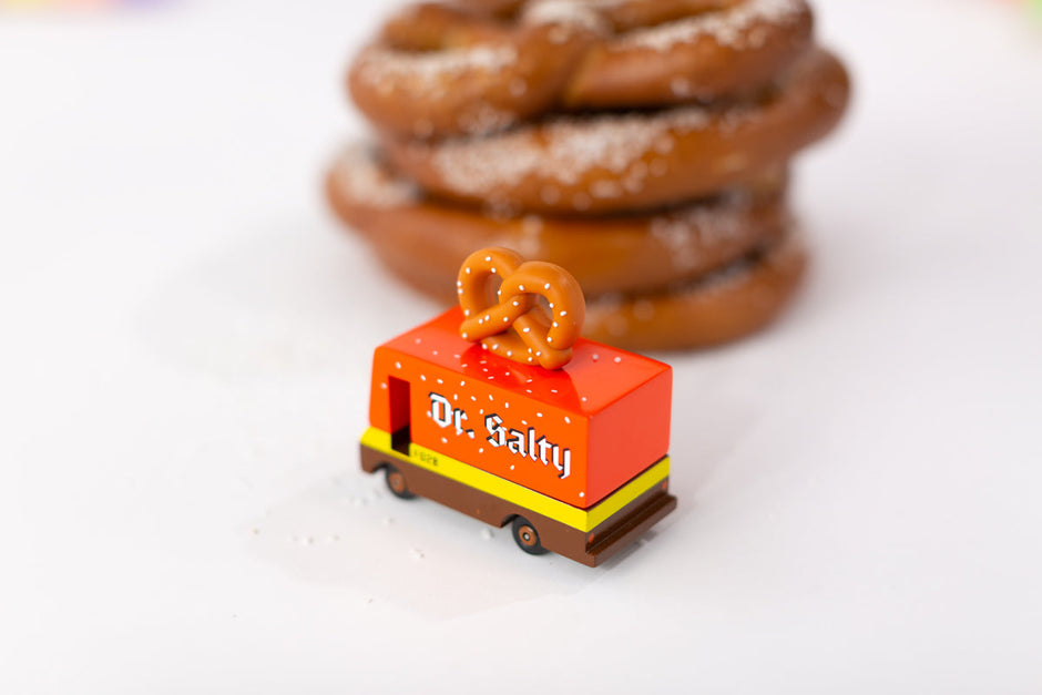 Houten speelgoedbusje met pretzel-thema, Candycar, in gebruik