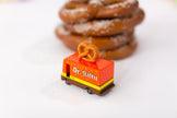 Houten speelgoedbusje met pretzel-thema, Candycar, in gebruik