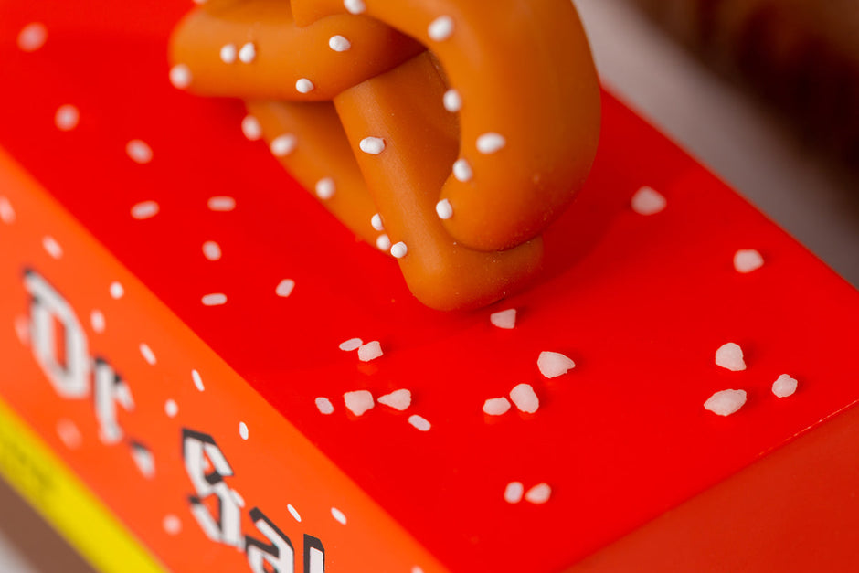 Houten speelgoedbusje met pretzel-thema, Candycar, in gebruik