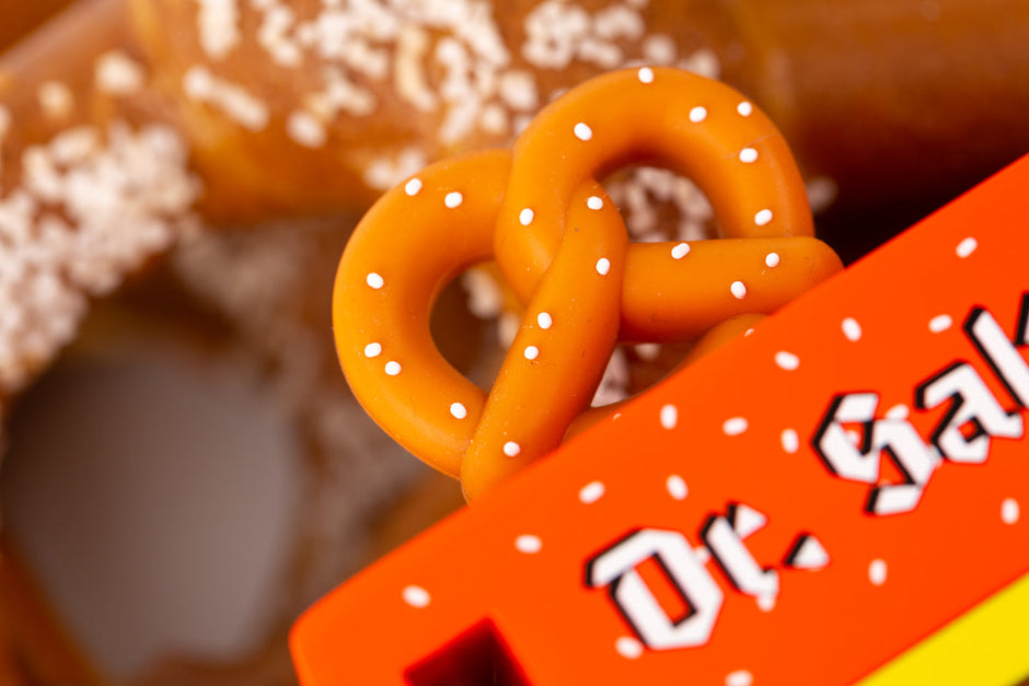 Houten speelgoedbusje met pretzel-thema, Candycar, in gebruik