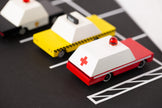 Houten speelgoedambulance, Candycar, in gebruik