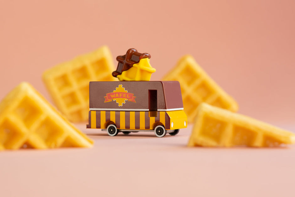 Houten speelgoedbusje met wafel-thema, Candycar, in gebruik
