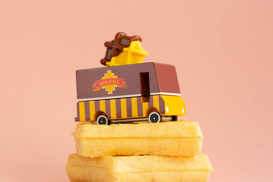 Houten speelgoedbusje met wafel-thema, Candycar, in gebruik
