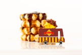 Houten speelgoedbusje met wafel-thema, Candycar, in gebruik