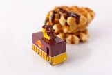 Houten speelgoedbusje met wafel-thema, Candycar, in gebruik