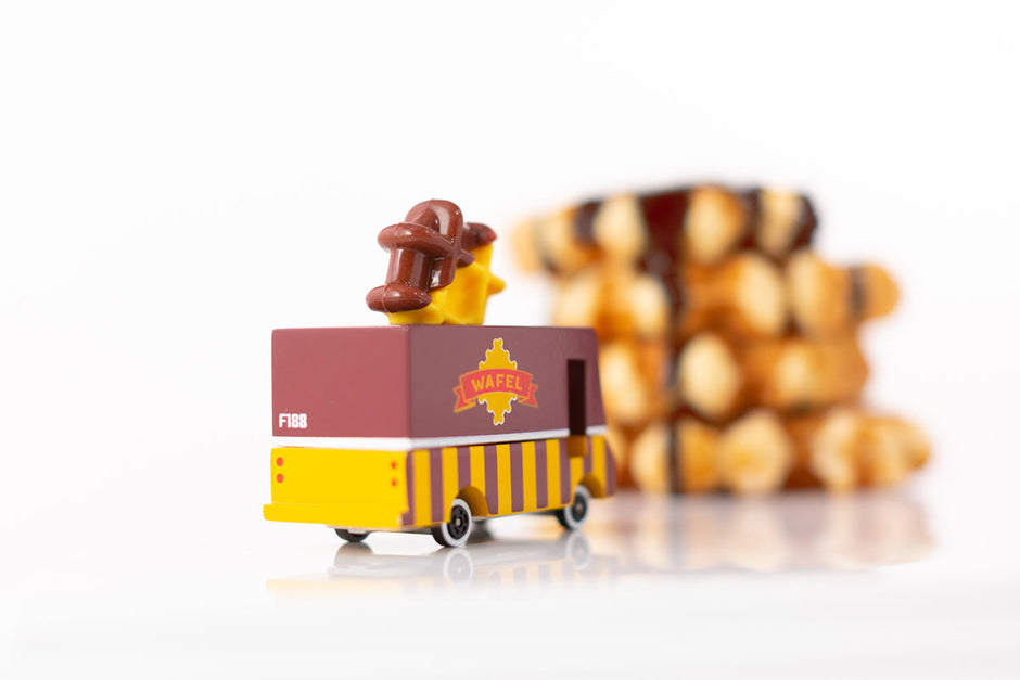 Houten speelgoedbusje met wafel-thema, Candycar, in gebruik