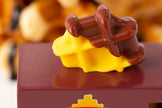 Houten speelgoedbusje met wafel-thema, Candycar, in gebruik