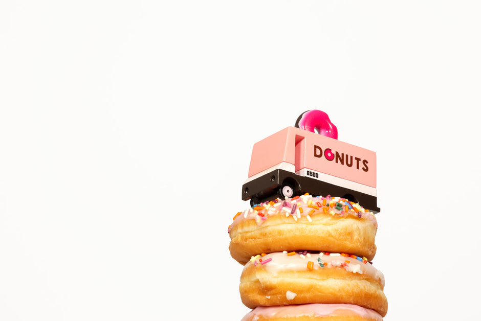 Houten speelgoedauto met donut-thema, Candycar, in gebruik