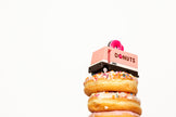 Houten speelgoedauto met donut-thema, Candycar, in gebruik