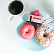 Houten speelgoedauto met donut-thema, Candycar, in gebruik