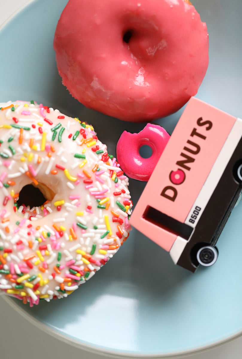 Houten speelgoedauto met donut-thema, Candycar, in gebruik