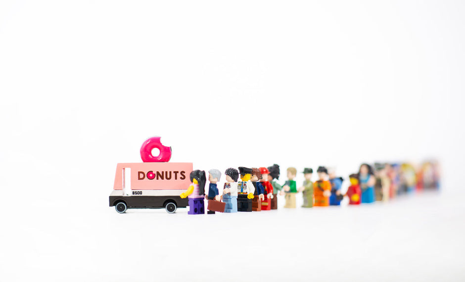 Houten speelgoedauto met donut-thema, Candycar, in gebruik