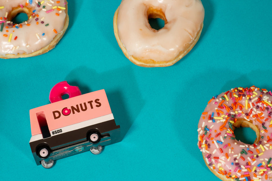Houten speelgoedauto met donut-thema, Candycar, in gebruik