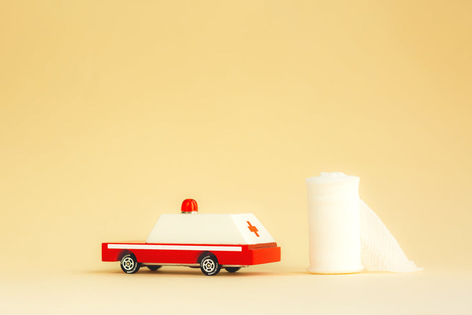 Houten speelgoedambulance, Candycar, in gebruik