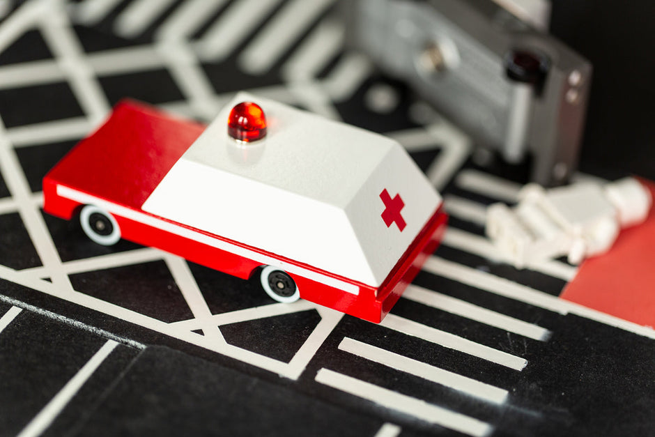 Houten speelgoedambulance, Candycar, in gebruik