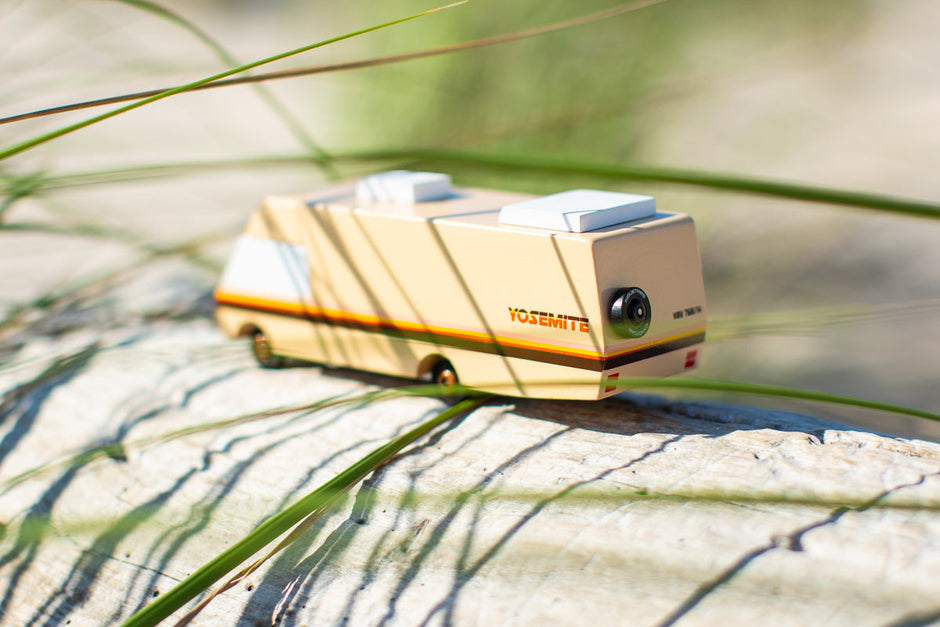 Houten speelgoedcamper, Candycar, in gebruik