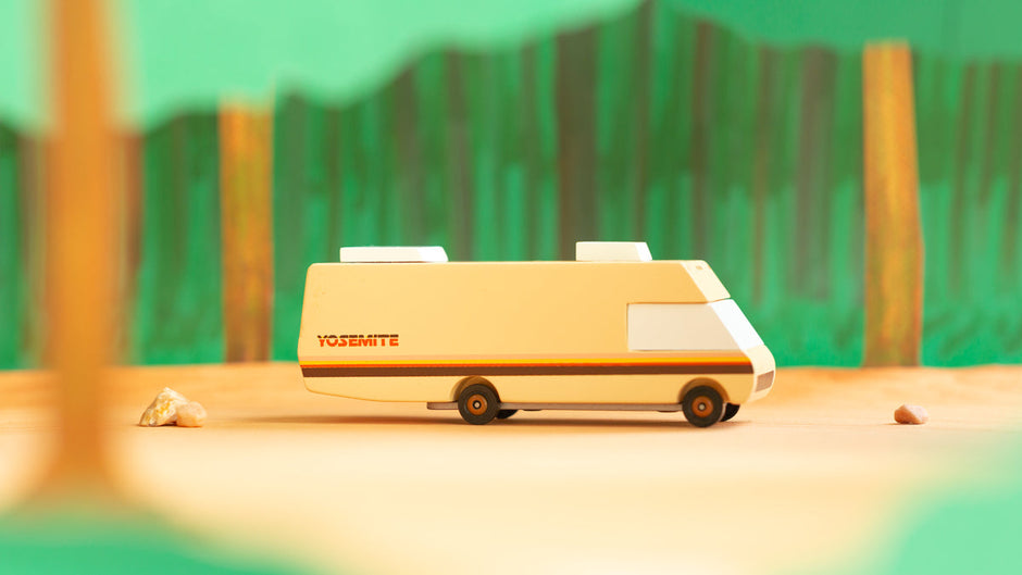 Houten speelgoedcamper, Candycar, in gebruik