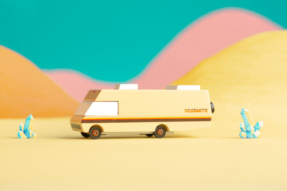 Houten speelgoedcamper, Candycar, in gebruik