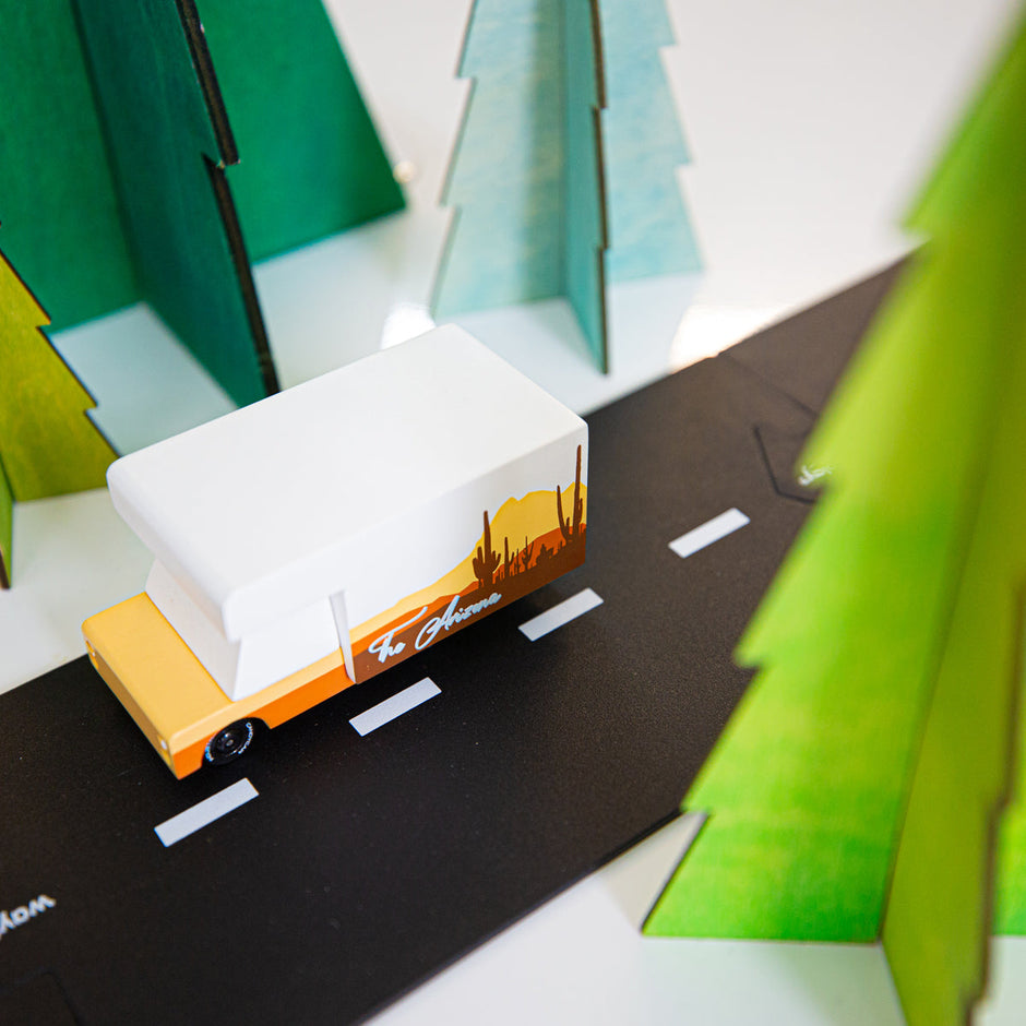 Houten speelgoedcamper, Candycar, in gebruik