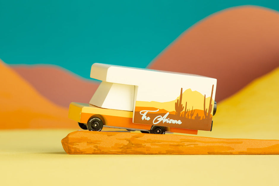 Houten speelgoedcamper, Candycar, in gebruik
