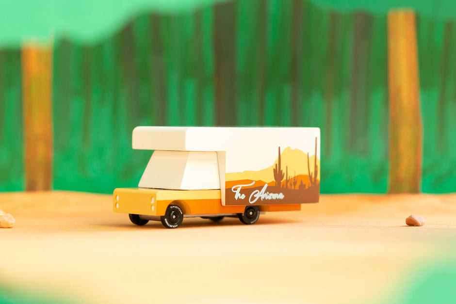 Houten speelgoedcamper, Candycar, in gebruik