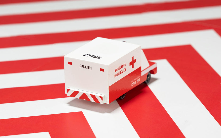 Houten ambulancebusje, Candycar, in gebruik
