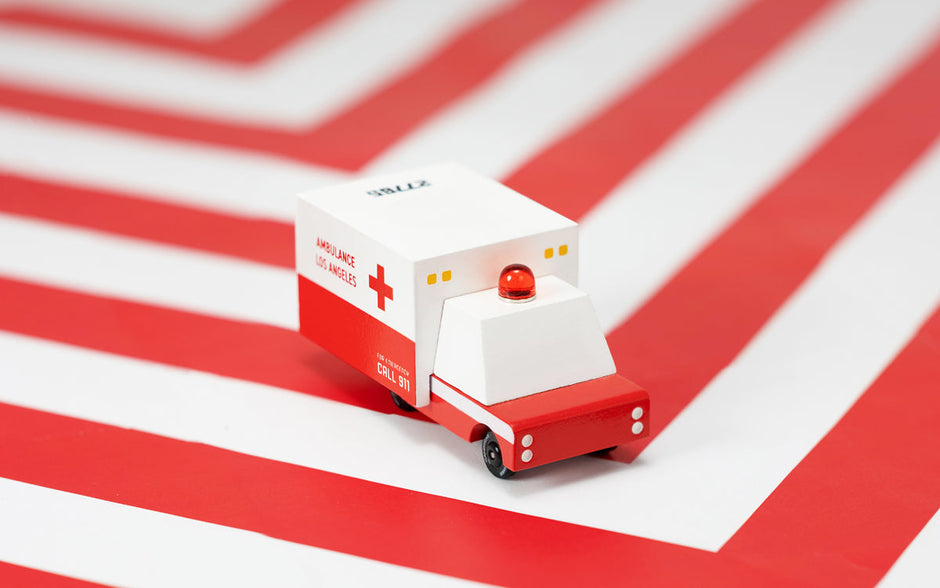 Houten ambulancebusje, Candycar, in gebruik