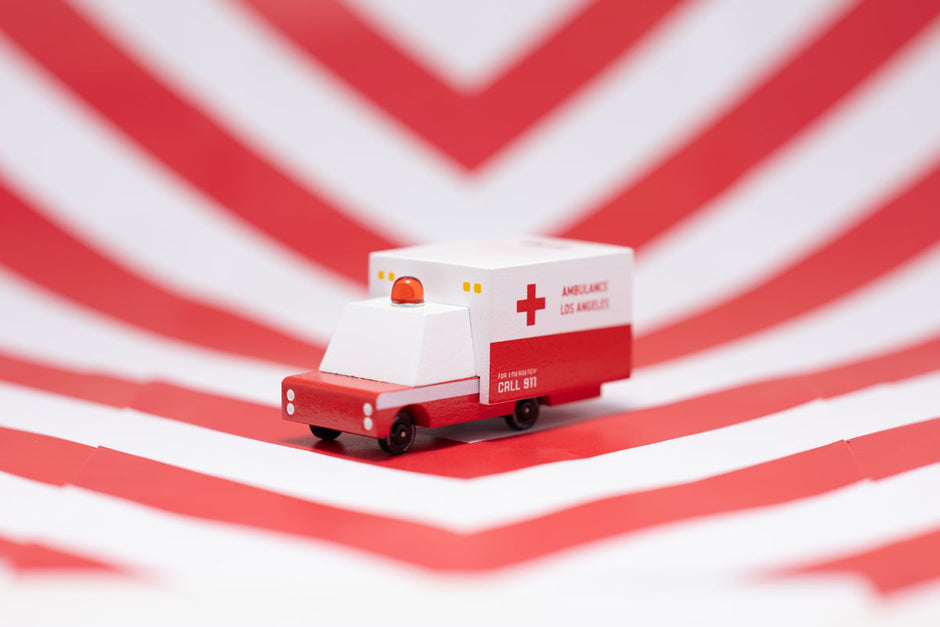 Houten ambulancebusje, Candycar, in gebruik