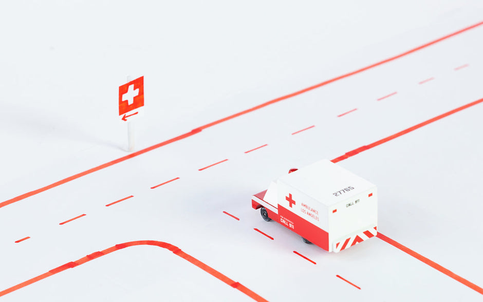 Houten ambulancebusje, Candycar, in gebruik