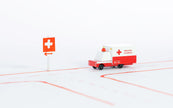 Houten ambulancebusje, Candycar, in gebruik