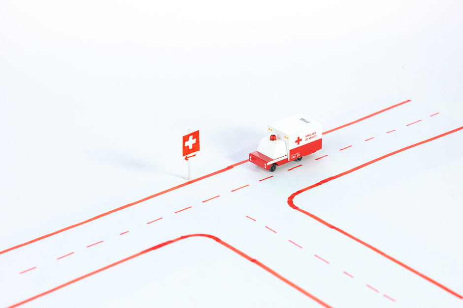 Houten ambulancebusje, Candycar, in gebruik