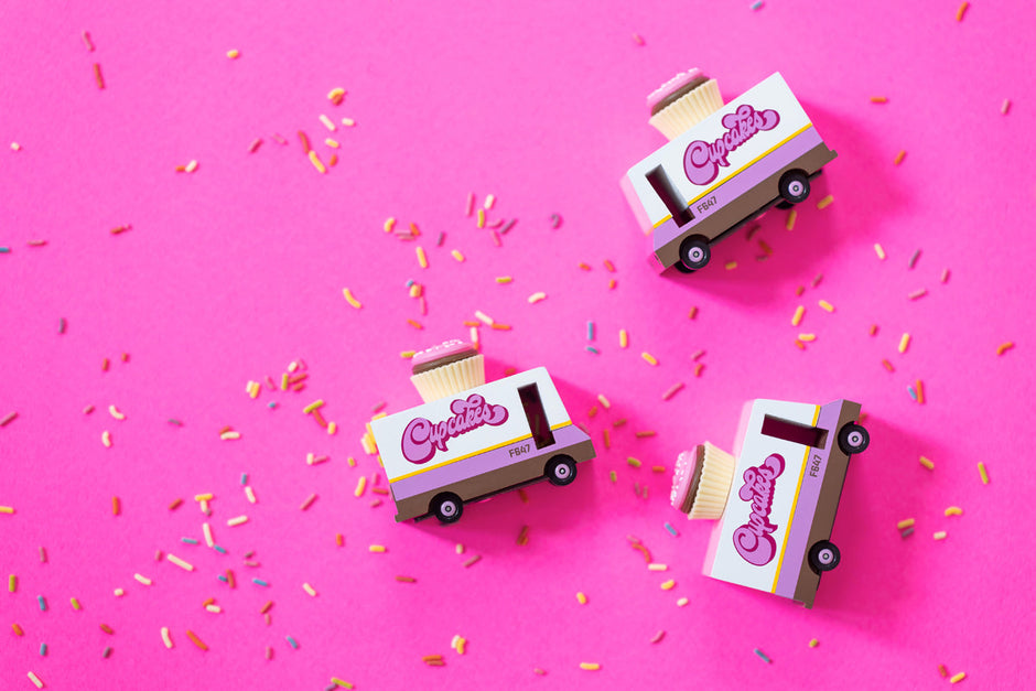Houten speelgoedbusje met cupcake-thema, Candycar, in gebruik