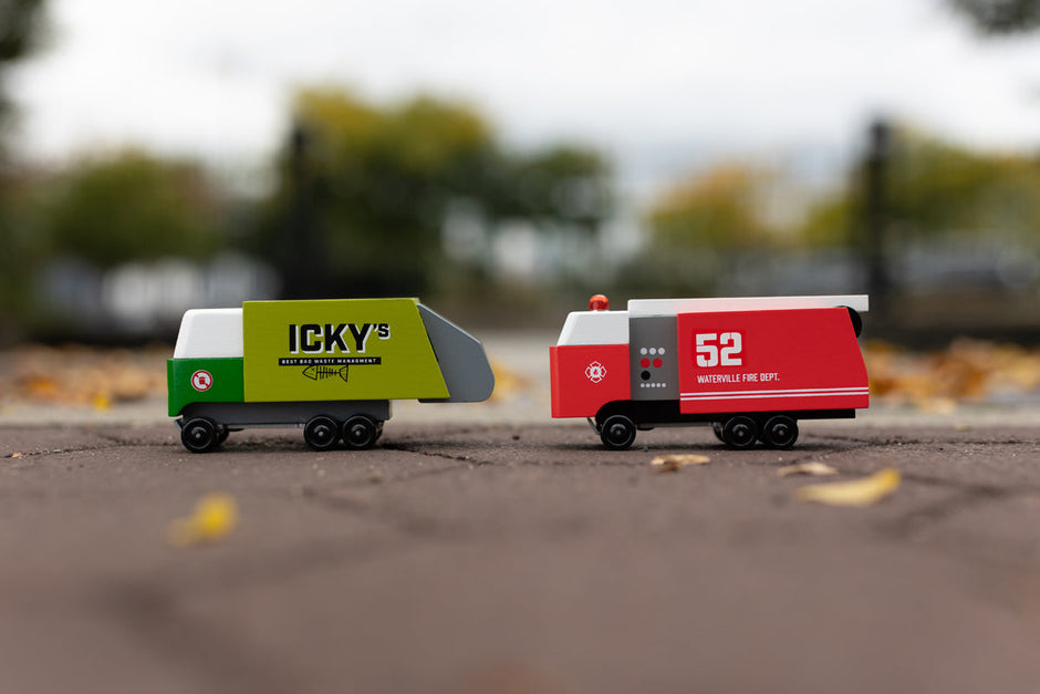Houten vuilniswagen, Candycar, in gebruik