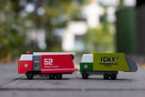 Houten vuilniswagen, Candycar, in gebruik