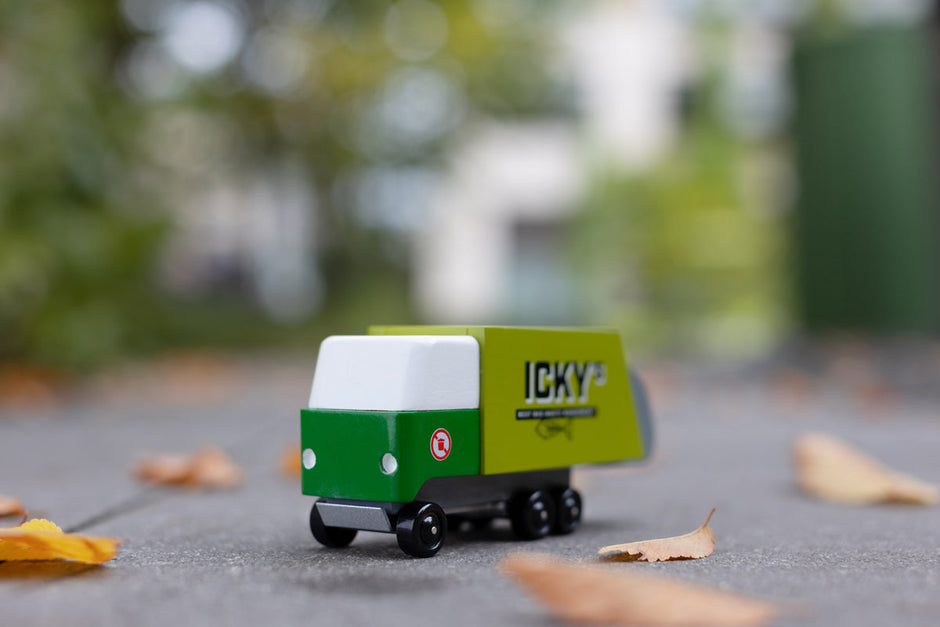 Houten vuilniswagen, Candycar, in gebruik