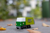 Houten vuilniswagen, Candycar, in gebruik