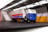 Houten speelgoedvrachtwagen, Candycar, in gebruik