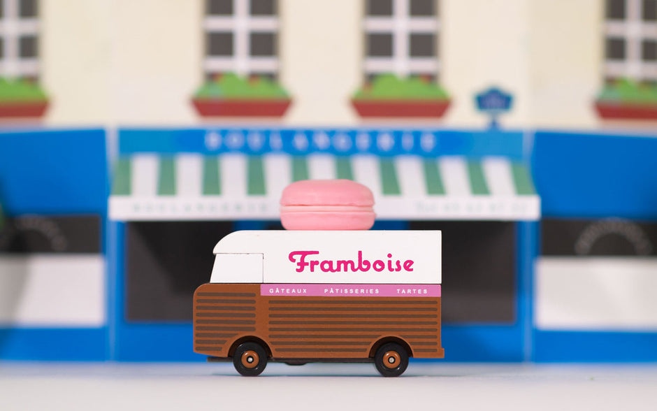 Houten speelgoedbusje, Candycar, in gebruik