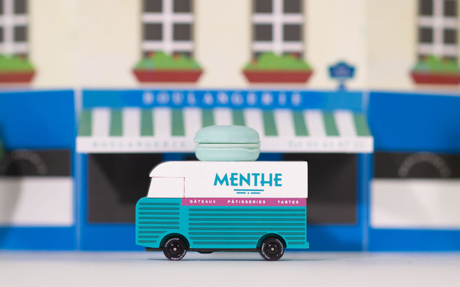 Houten speelgoedbusje, Candycar, in gebruik