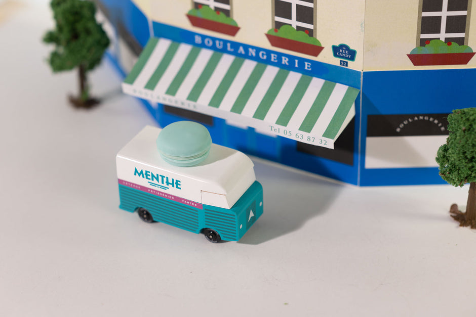 Houten speelgoedbusje, Candycar, in gebruik